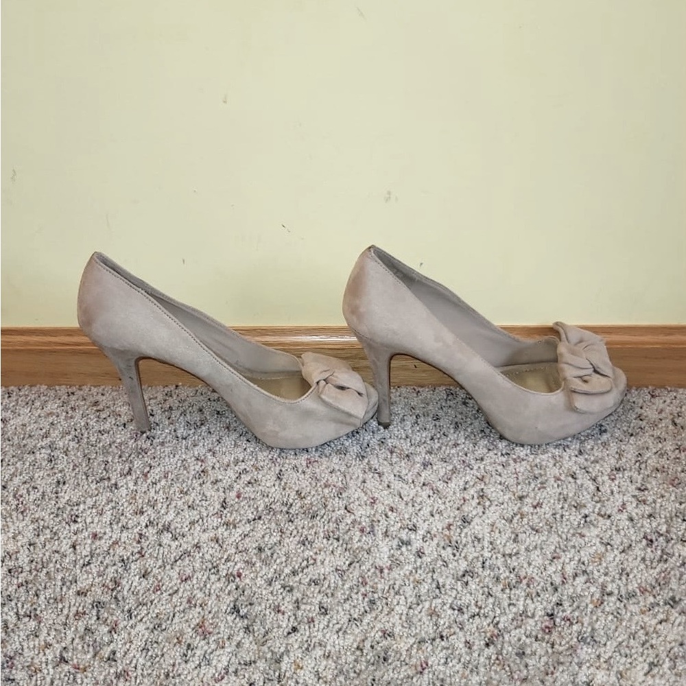 Fioni Heels Size 8.5 Peep Toe Beige Tan Pumps